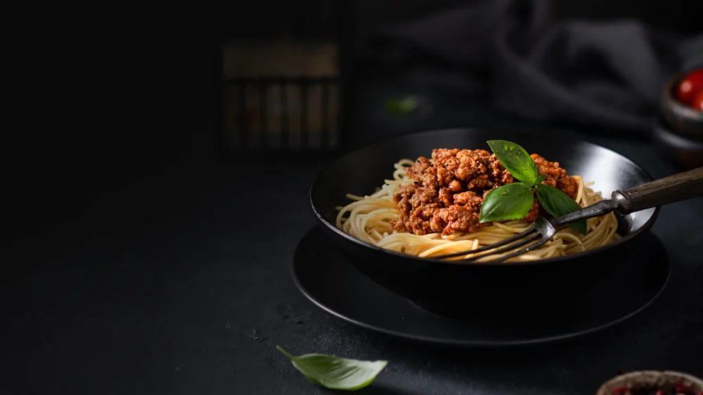 Paste Vegane Bolognese în sub 10 minute – Rețetă ultra-rapidă bogată în proteine fundal paste bolognese